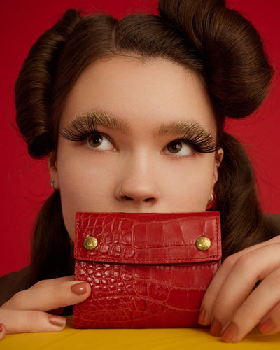 大人シックな休日コーデは<br>レザーアイテムで差し色を