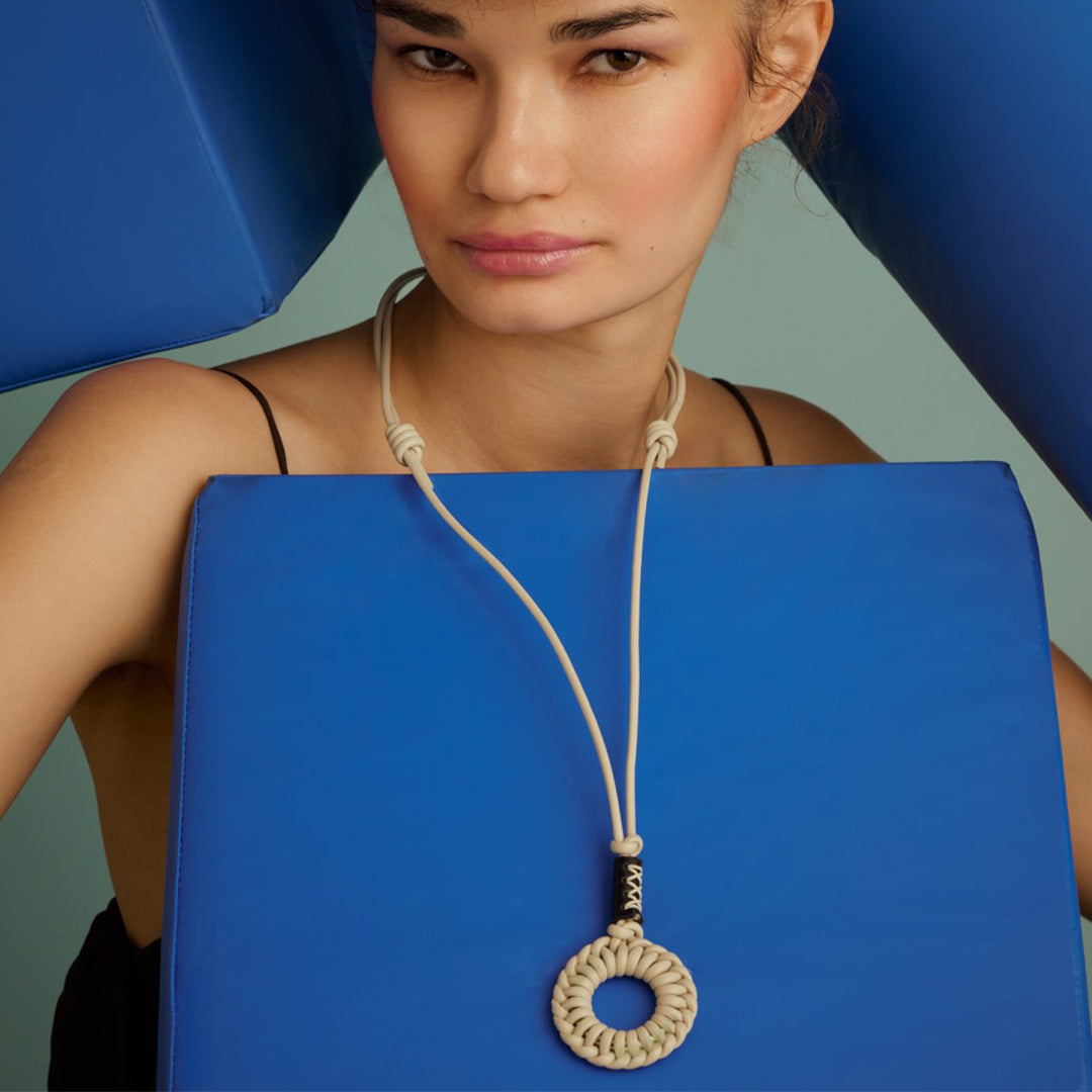 皮革編織吊墜長項鍊/象牙白