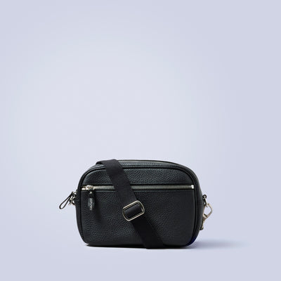 ＜LEZALI＞壓花迷你肩背包/黑色