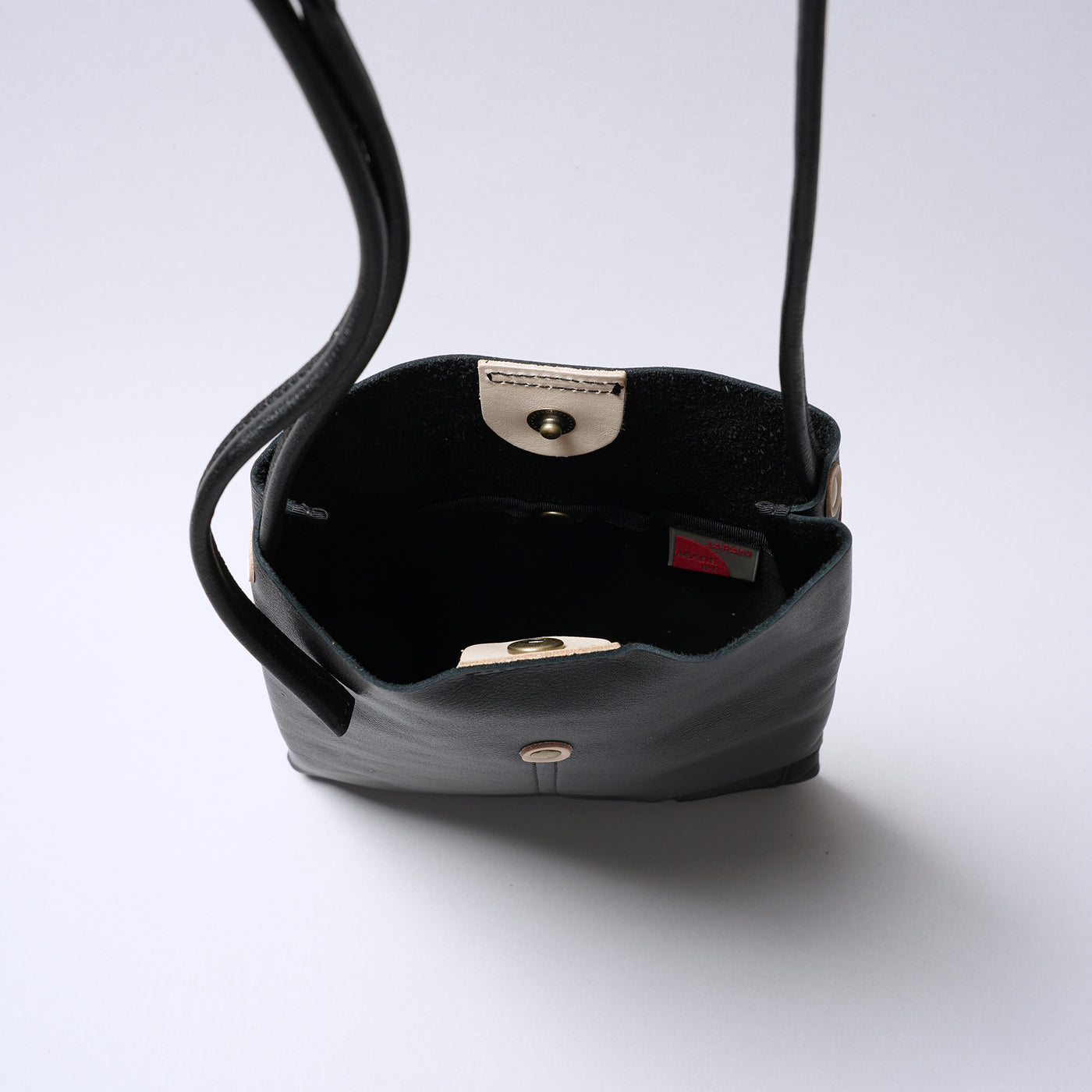 ＜Laisser Faire＞Pieza 薄型斜背包/黑色