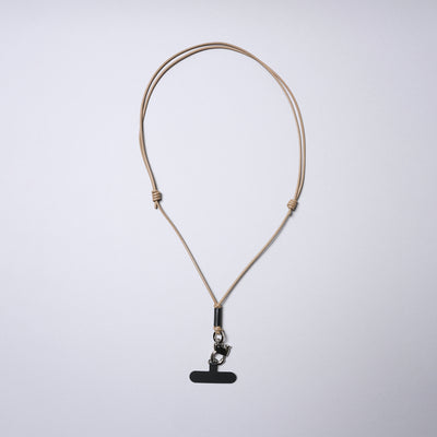 ＜センティ フラター ザ センシーズ＞スマホホルダー付きマルチレザーストラップ（プルアップフック）/アイボリー