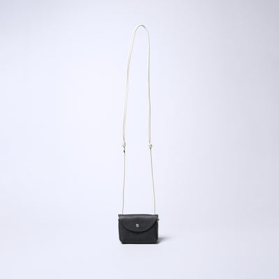 <SENTI FLATTER THE SENSES> Shrink Leather Neck Wallet / Ivory x Black