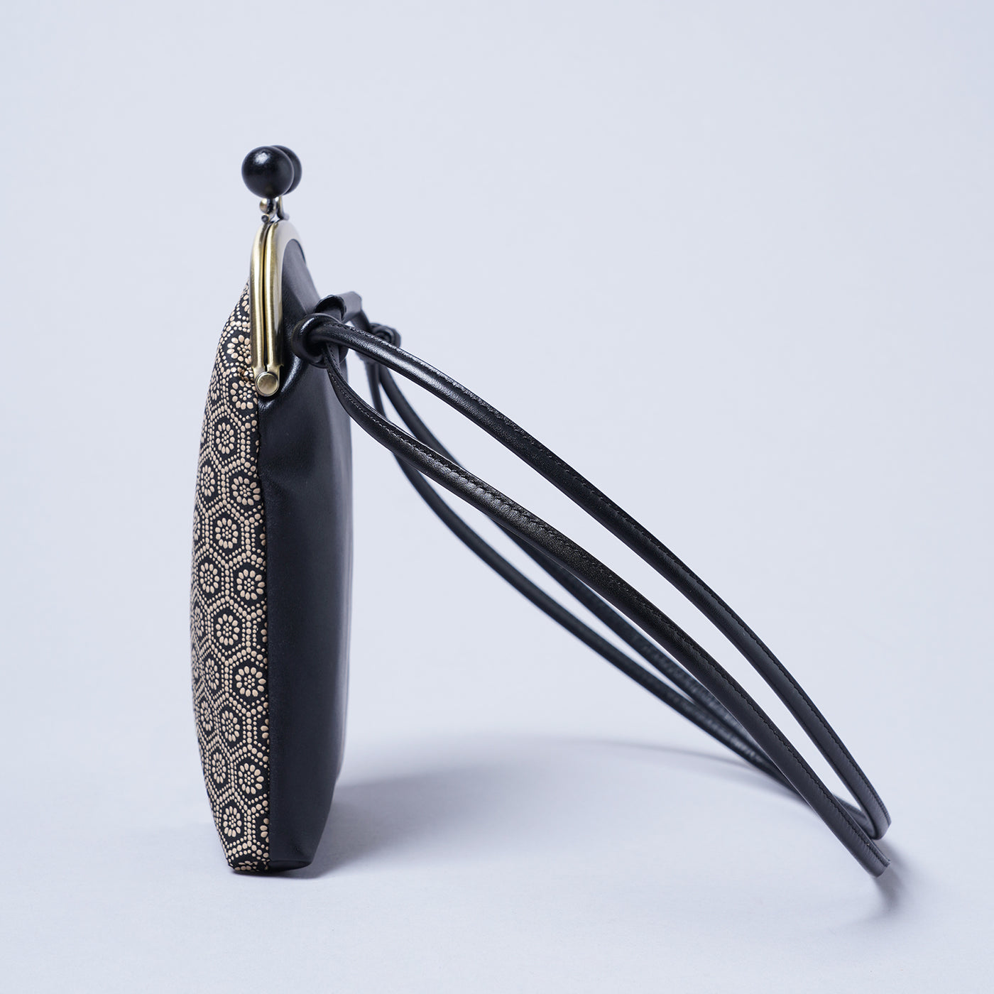 ＜キソラ＞古都印伝 がま口 スマホショルダー/瓢箪BLK (ブラック)