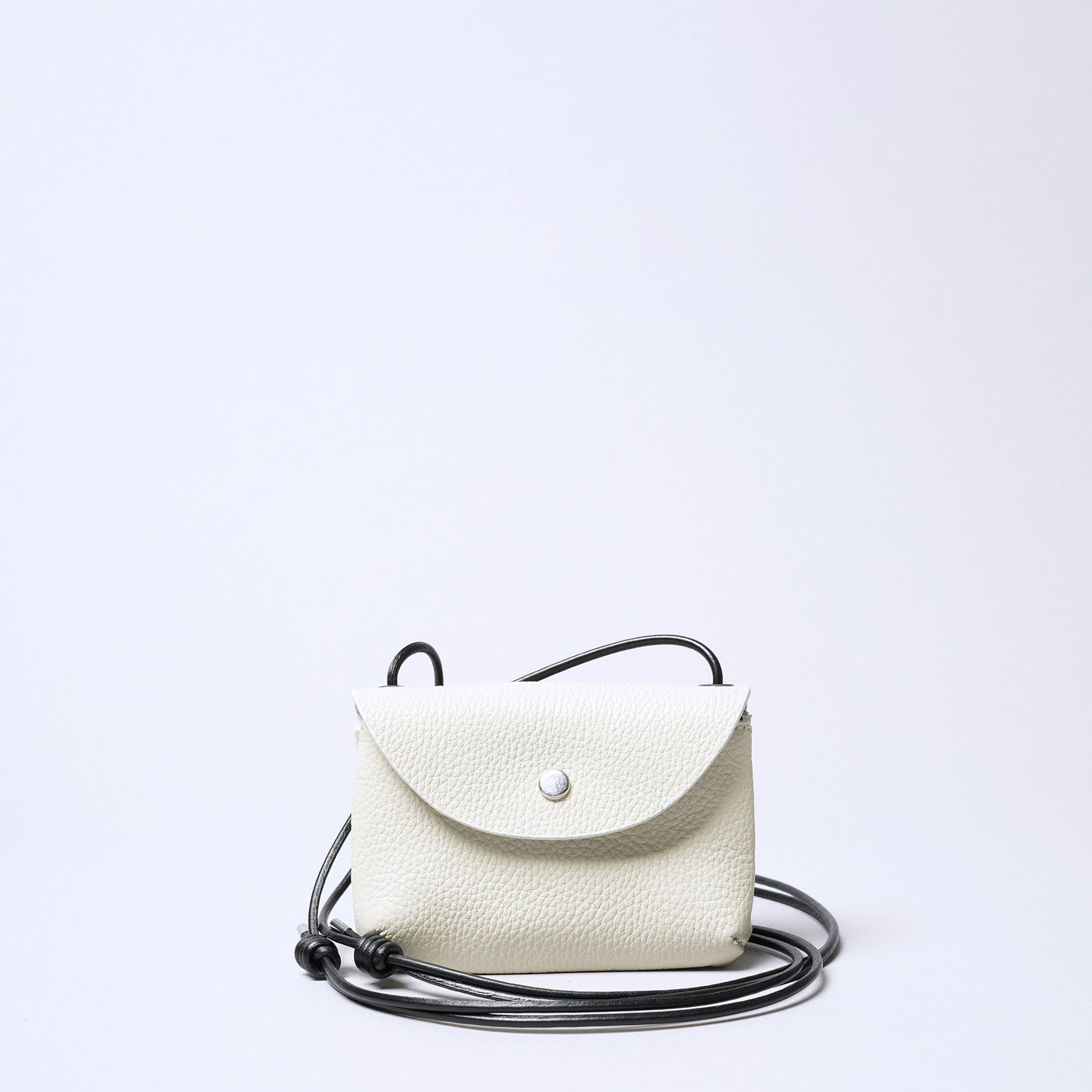 <SENTI FLATTER THE SENSES> Shrink Leather Neck Wallet / Ivory x Black