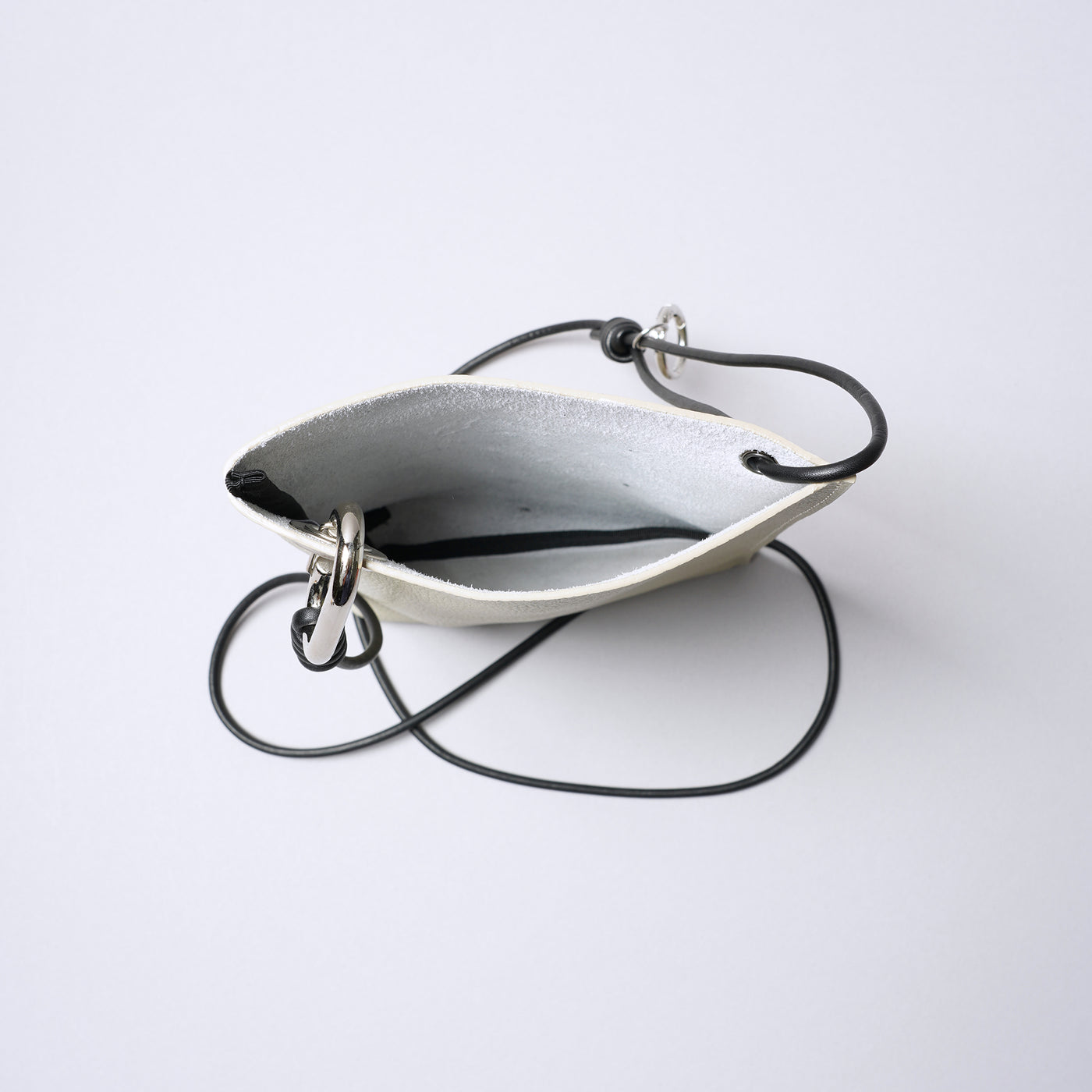 ＜センティ フラター ザ センシーズ＞シュリンクレザーミニショルダーバッグ/ブラック×アイボリー