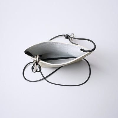 ＜センティ フラター ザ センシーズ＞シュリンクレザーミニショルダーバッグ/ブラック×アイボリー