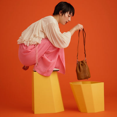 ＜LEZALI＞壓花迷你抽繩肩背包/金色