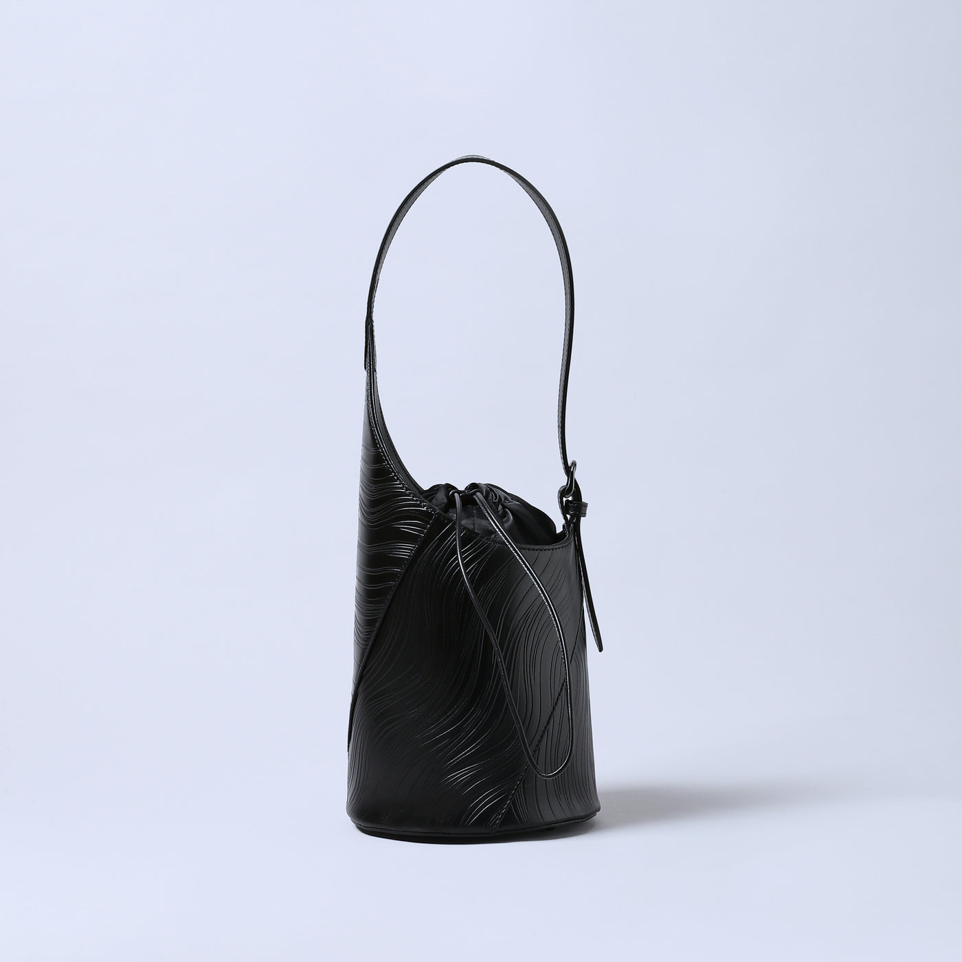 ＜エスティーヌ＞ノワリズムシリーズ レザーバケットバッグ/ブラック