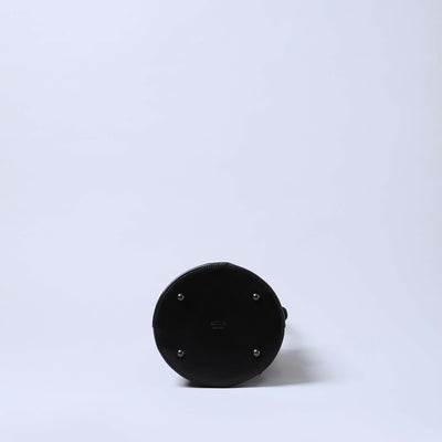 ＜エスティーヌ＞ノワリズムシリーズ レザーバケットバッグ/ブラック