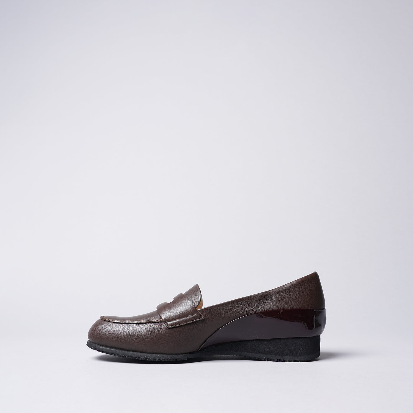 <IUI> Loafer / Dark Brown x Dark Brown Enamel