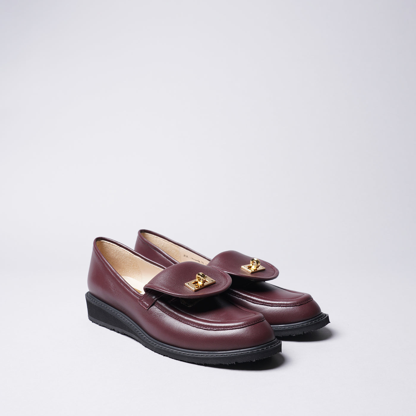 <IUI> Loafer with Buckle Detail / Black