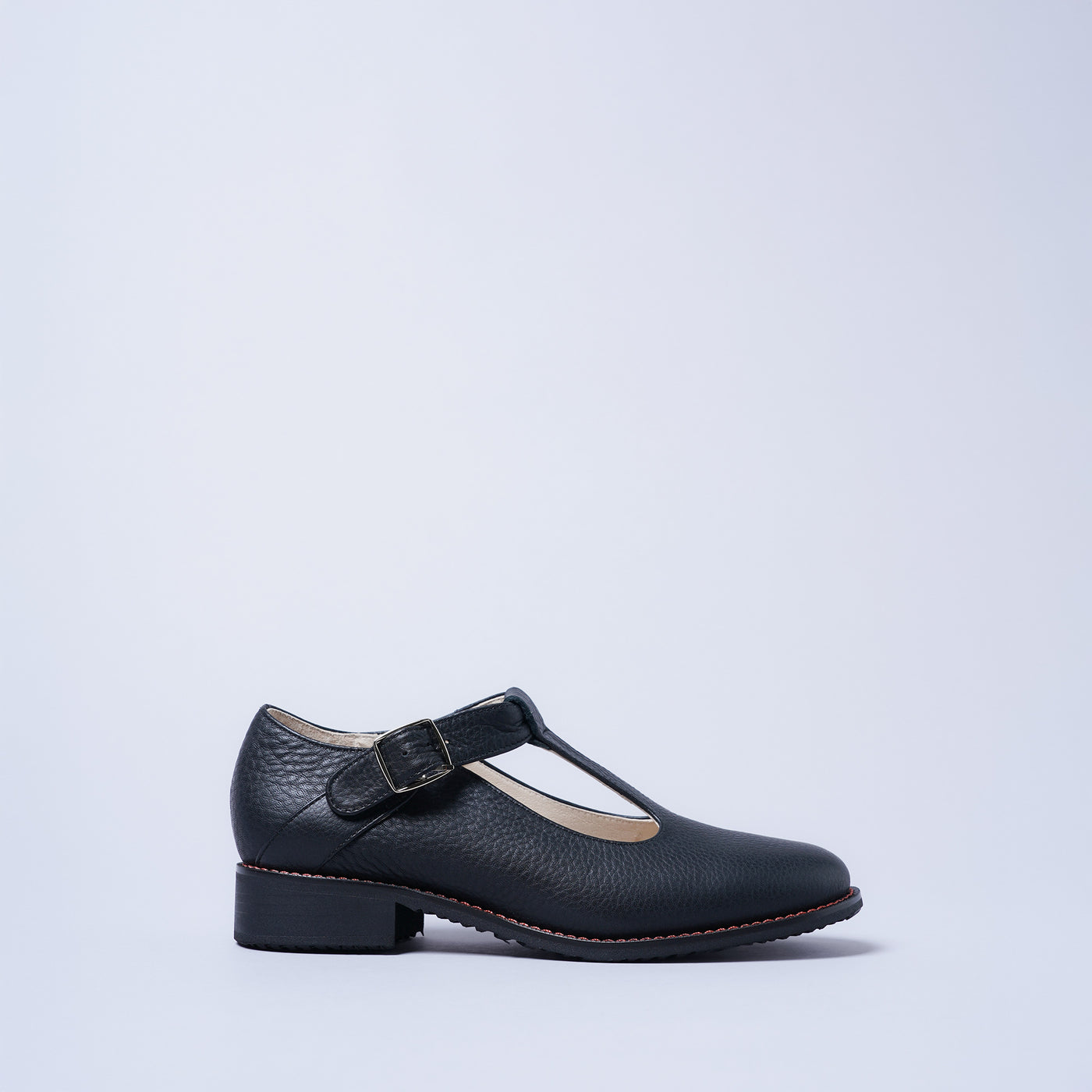 ＜クツネ＞T-STRAP LOAFER/黒(ブラック)