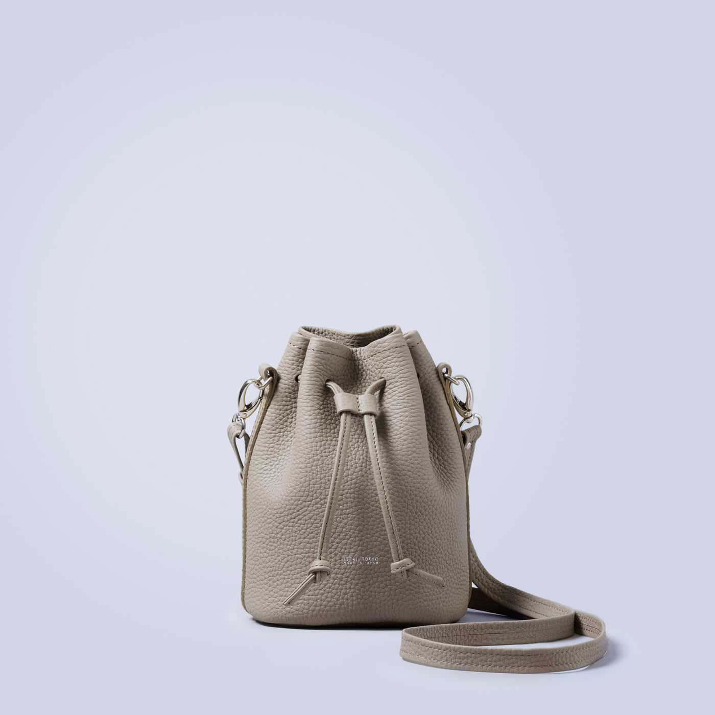 ＜LEZALI＞壓花迷你抽繩肩背包/灰褐色