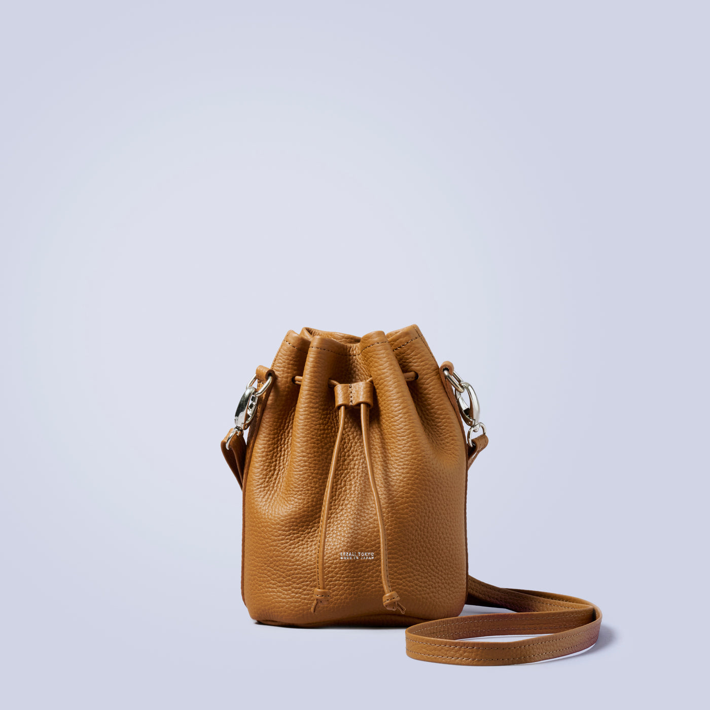 ＜LEZALI＞壓花迷你抽繩肩背包/灰褐色