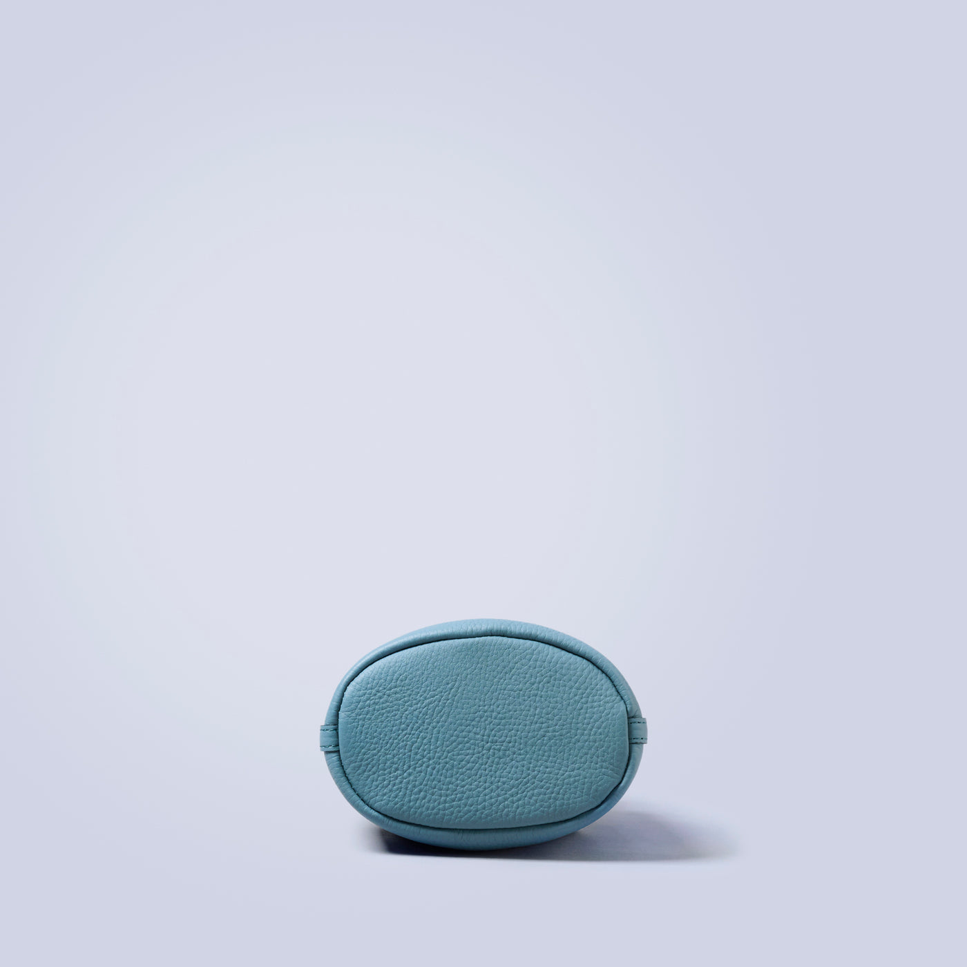 ＜LEZALI＞壓花迷你抽繩肩背包/灰褐色