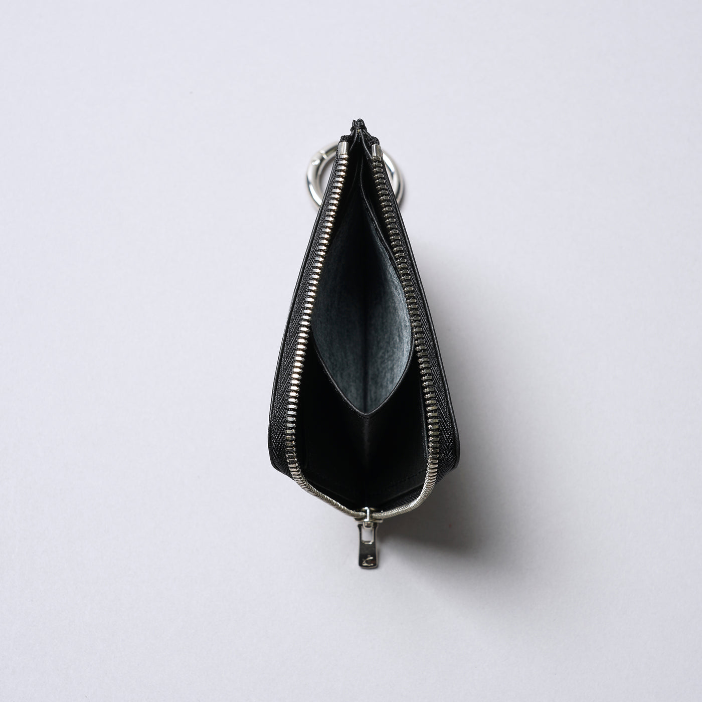 ＜センティ フラター ザ センシーズ＞超軽量ダイニーマレザーLジップウォレット/ブラック