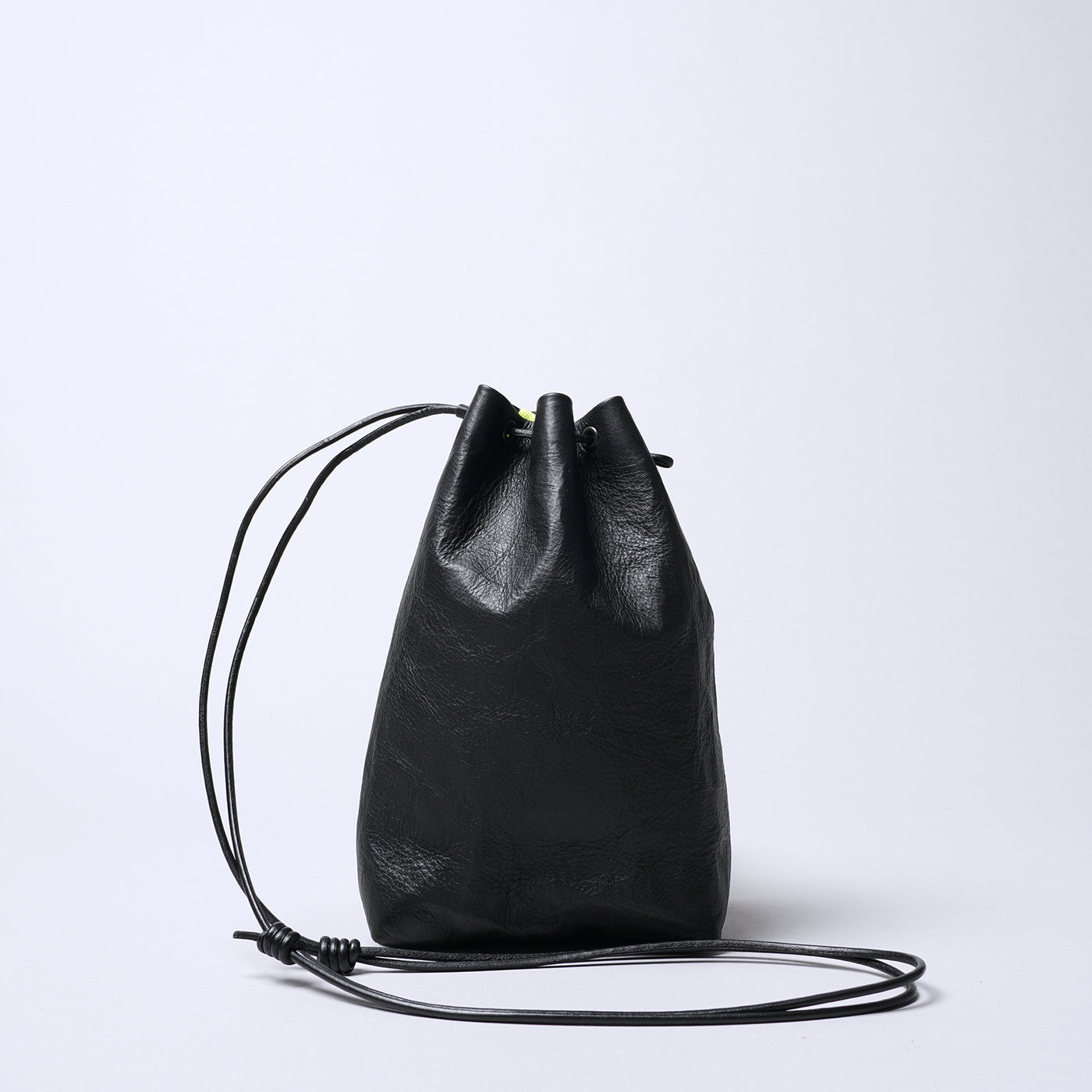 <SENTI FLATTER THE SENSES> Super Lightweight Dyneema Leather Drawstring Bag M  / Black