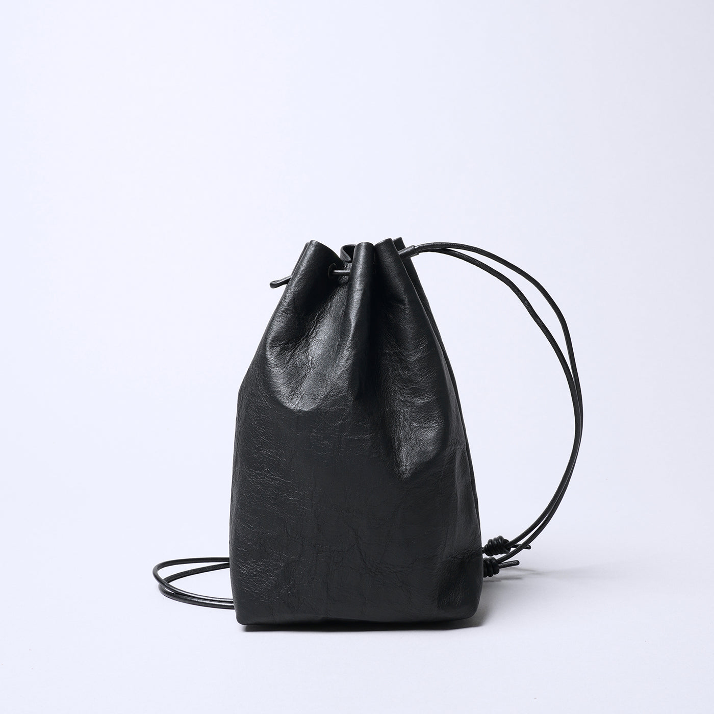 <SENTI FLATTER THE SENSES> Super Lightweight Dyneema Leather Drawstring Bag M  / Black