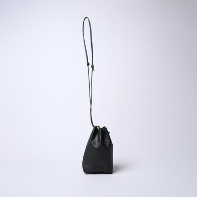 <SENTI FLATTER THE SENSES> Super Lightweight Dyneema Leather Drawstring Bag M  / Black x Camel
