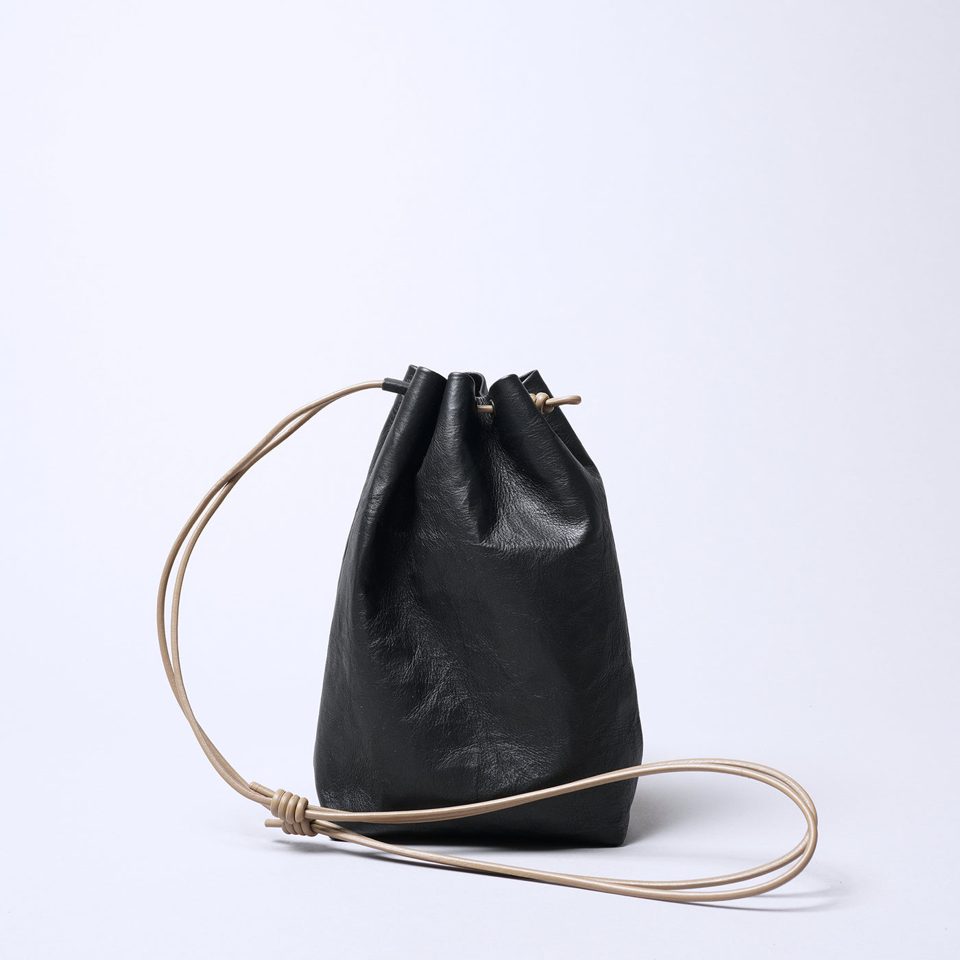<SENTI FLATTER THE SENSES> Super Lightweight Dyneema Leather Drawstring Bag M  / Black