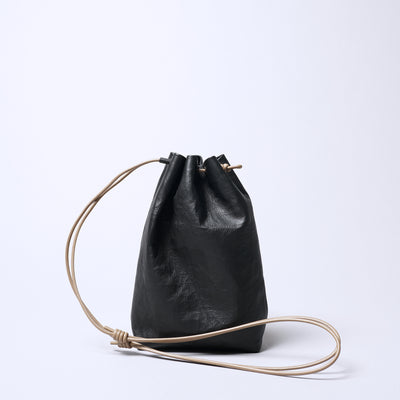 <SENTI FLATTER THE SENSES> Super Lightweight Dyneema Leather Drawstring Bag M  / Black