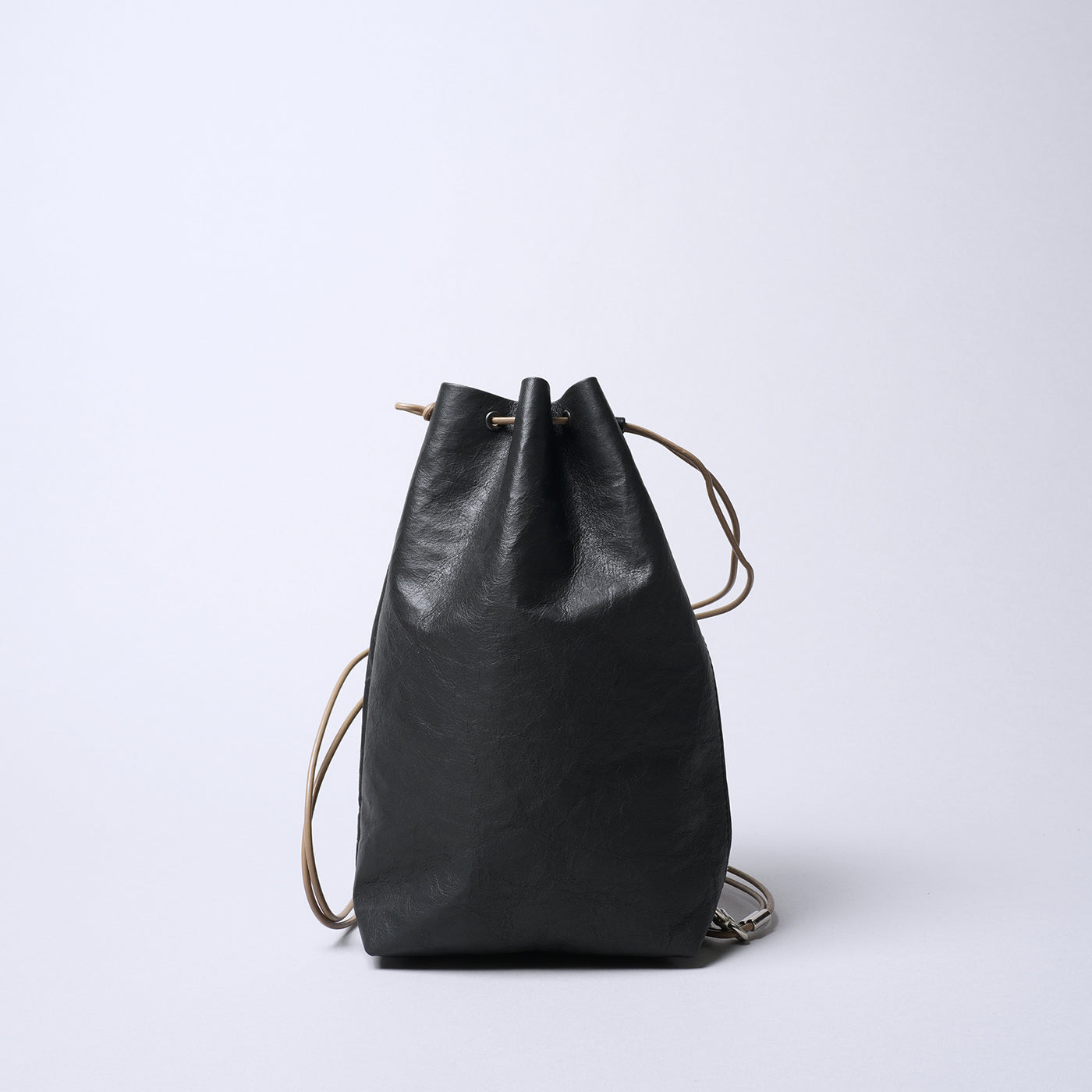 <SENTI FLATTER THE SENSES> Super Lightweight Dyneema Leather Drawstring Bag L  / Black
