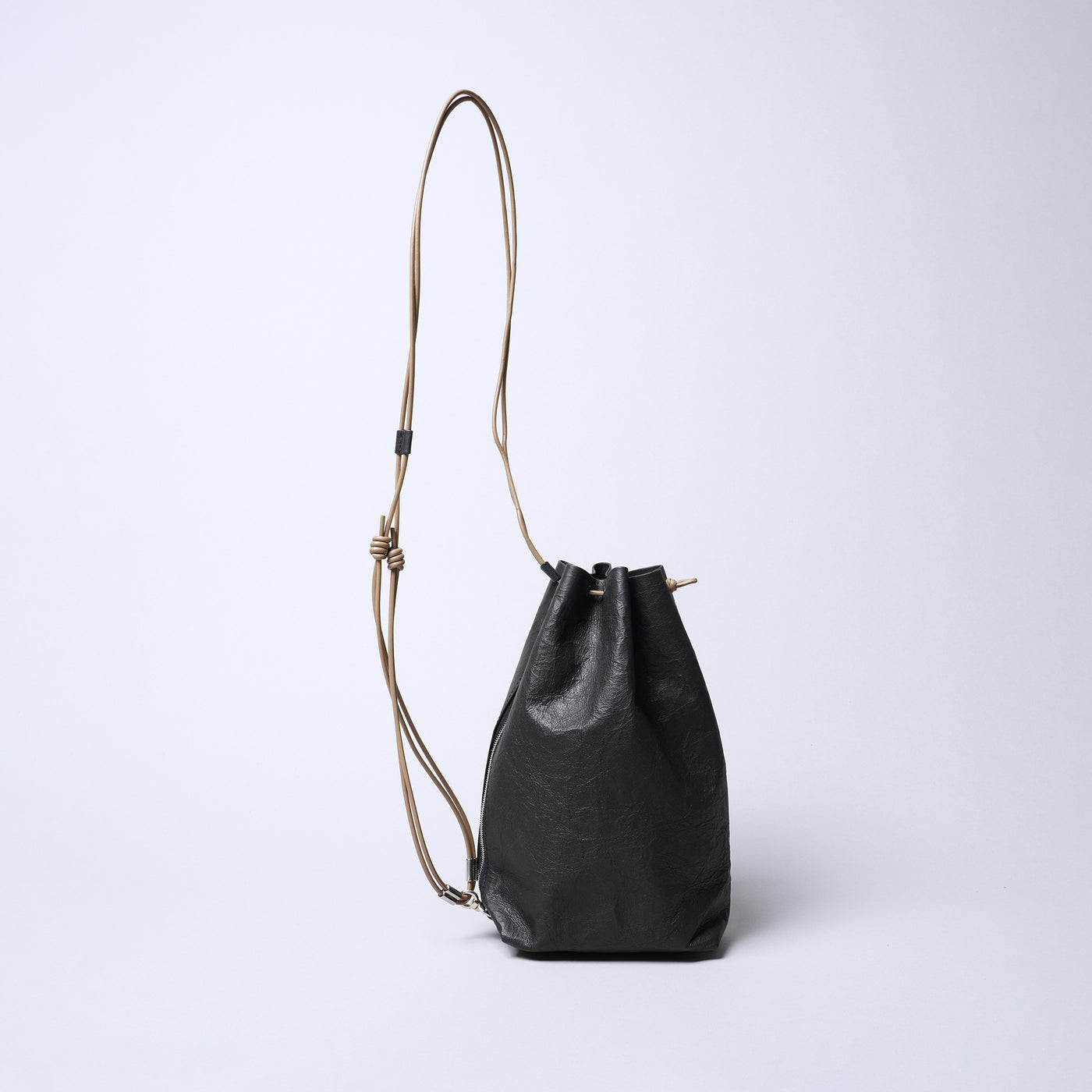 <SENTI FLATTER THE SENSES> Super Lightweight Dyneema Leather Drawstring Bag L  / Black