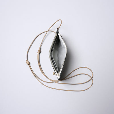 ＜センティ フラター ザ センシーズ＞超軽量ダイニーマレザートラベルショルダーバッグ/ブラック