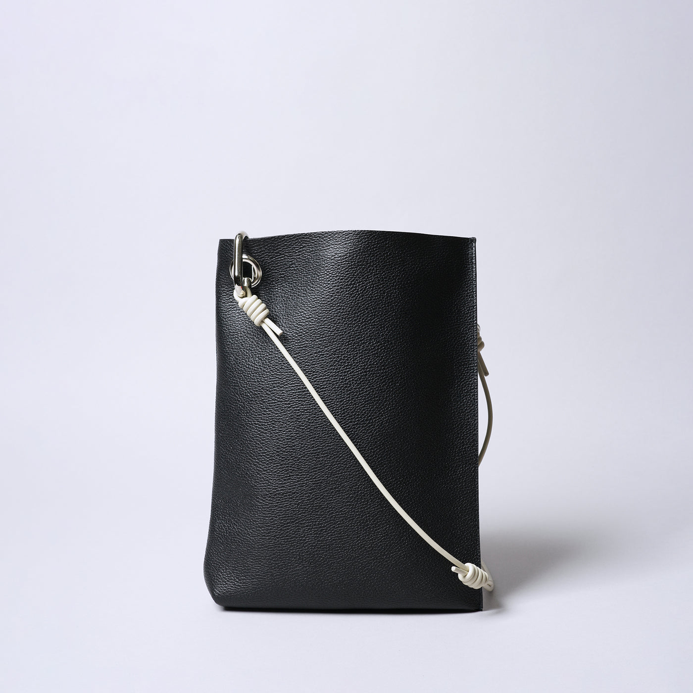 <SENTI FLATTER THE SENSES> Shrink Leather Shoulder Bag / Black x Ivory