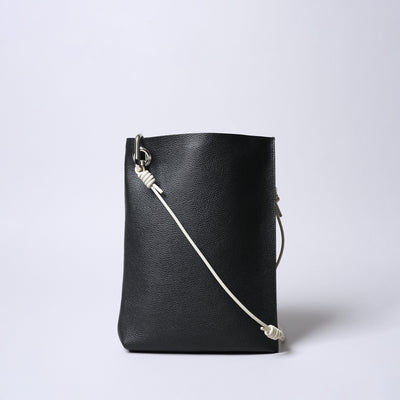 <SENTI FLATTER THE SENSES> Shrink Leather Shoulder Bag / Black x Ivory