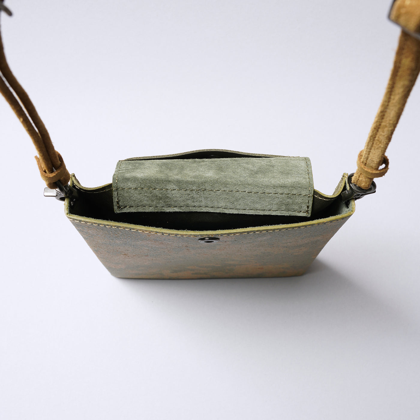 ＜keu＞Skinny Case M（8.5 inch）/黃銅鏽