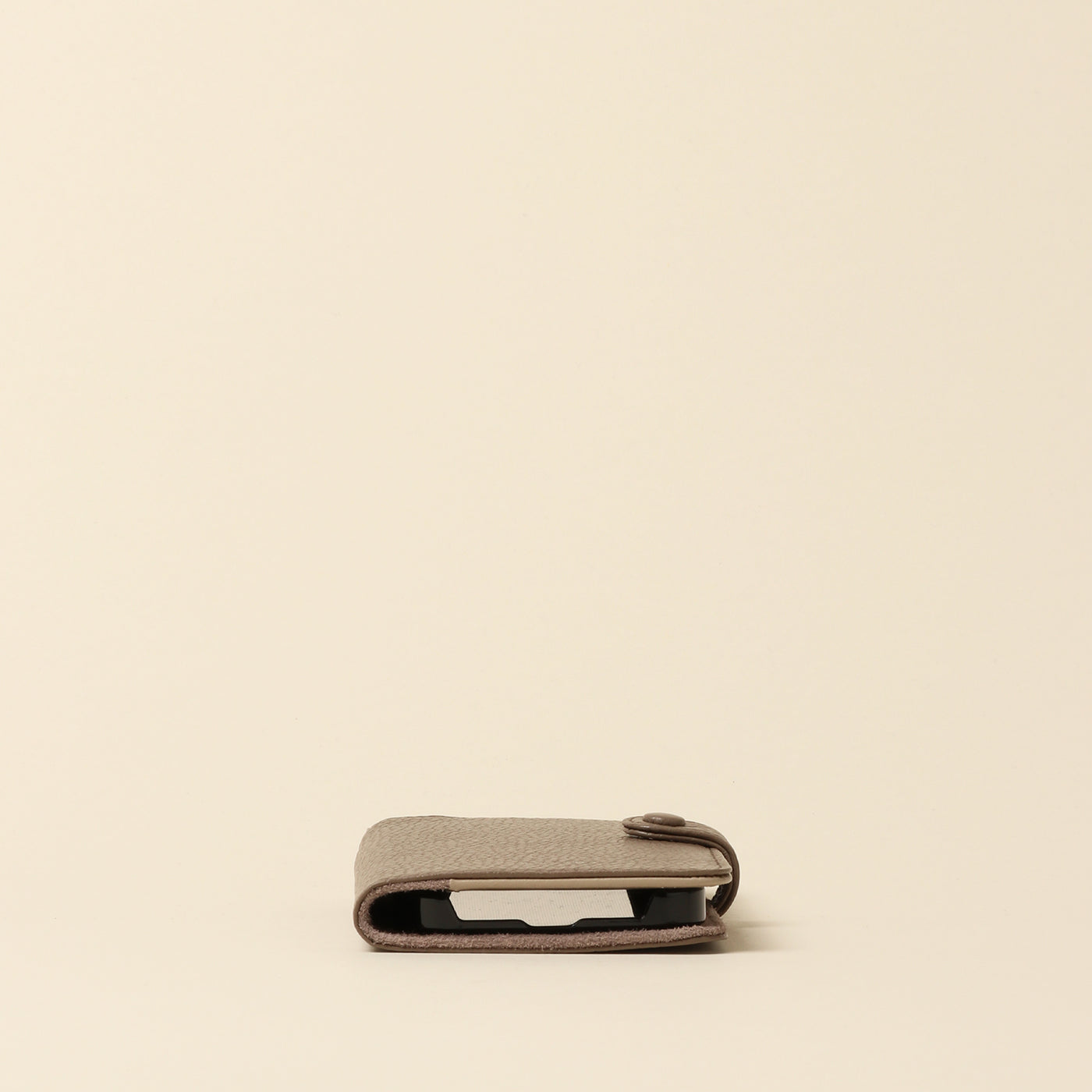 ＜カルドトーキョージャパン＞ CROSSOVER iPhoneケース (iPhone12/12Pro)/トープベージュ