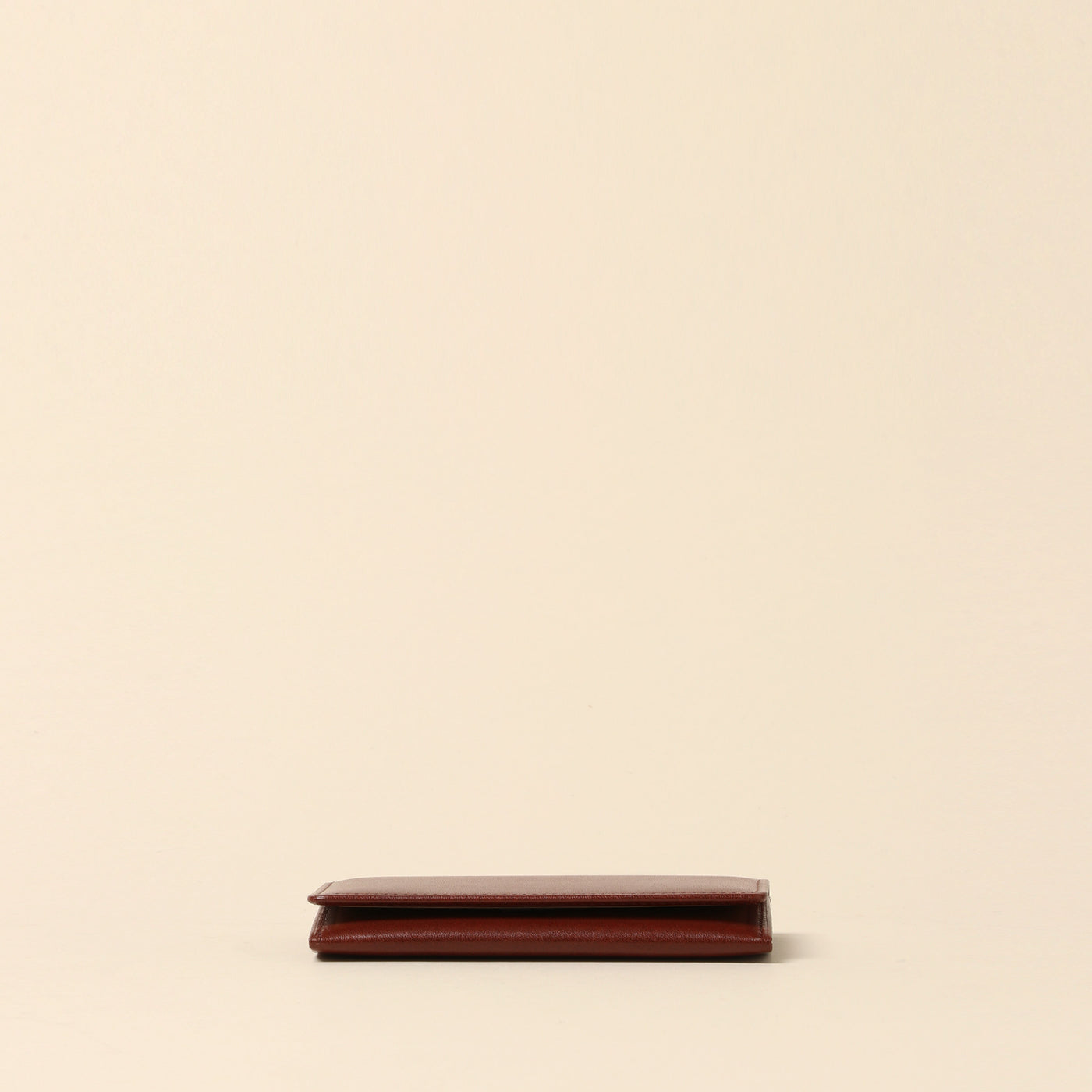 < CYPRIS > Business card holder in white Shirasagi leather, brown