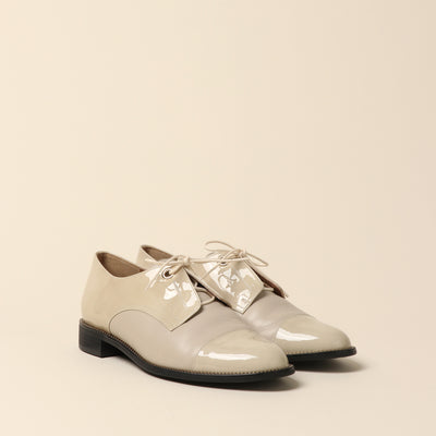 ＜Madras lace-up casual shoes with black enamel